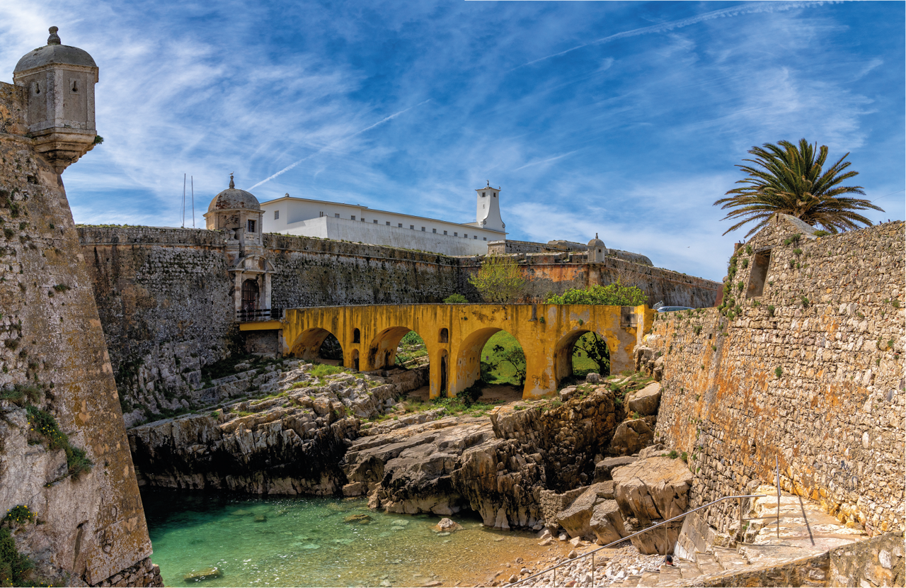 A praça-forte de Peniche formava, com o Forte da Praia da Consolação e o Forte de São João Baptista das Berlengas, um importante triângulo defensivo.