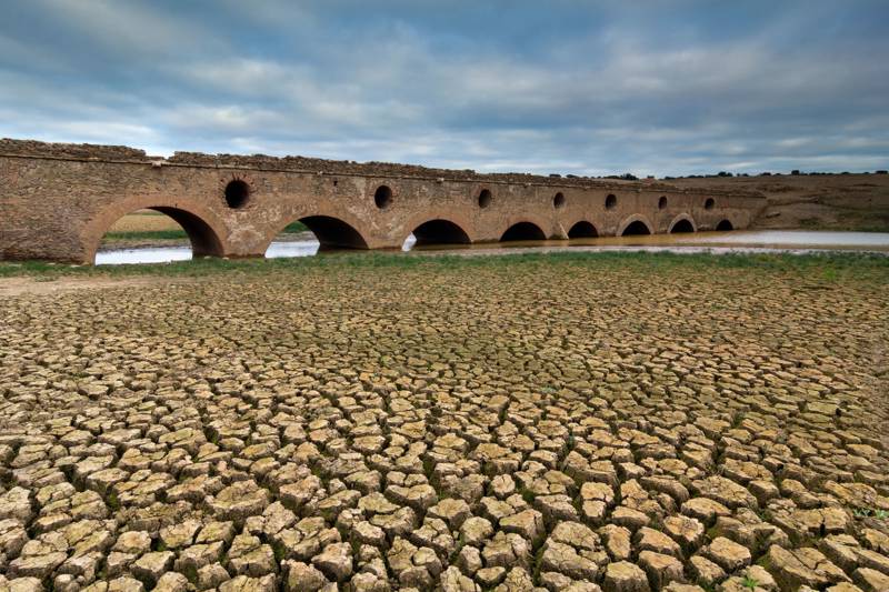 Uma ponte romana na barragem seca do Pego do Altar após uma longa seca em Alcácer do Sal, Portugal. 