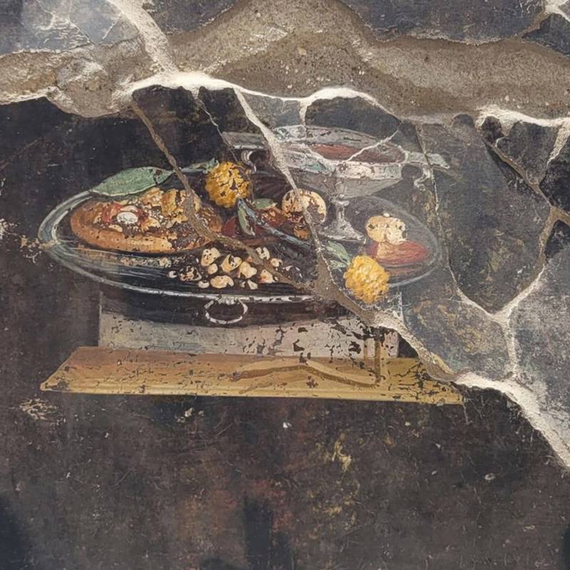 fresco descubierto en la regio ix de pompeya en el que se representa lo que podria ser el precursor de la pizza cfea192d