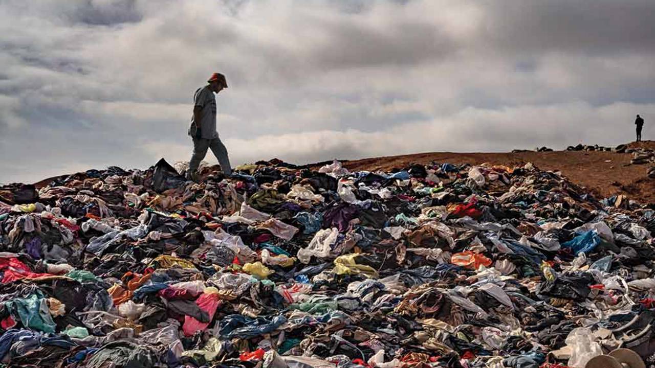 Atacama: O grande cemitério da moda global no deserto chileno