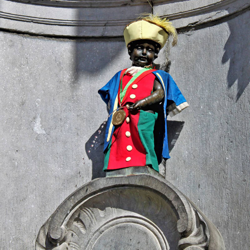 A estátua de Bruxelas que sobreviveu a bombardeamentos e saques