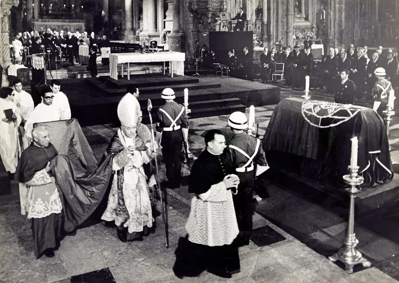 Interior da Igreja dos Jerónimos contendo a urna de Salazar e vendo se em primeiro plano o Cardeal Patriarca de Lisboa, Manuel Gonçalves Cerejeira