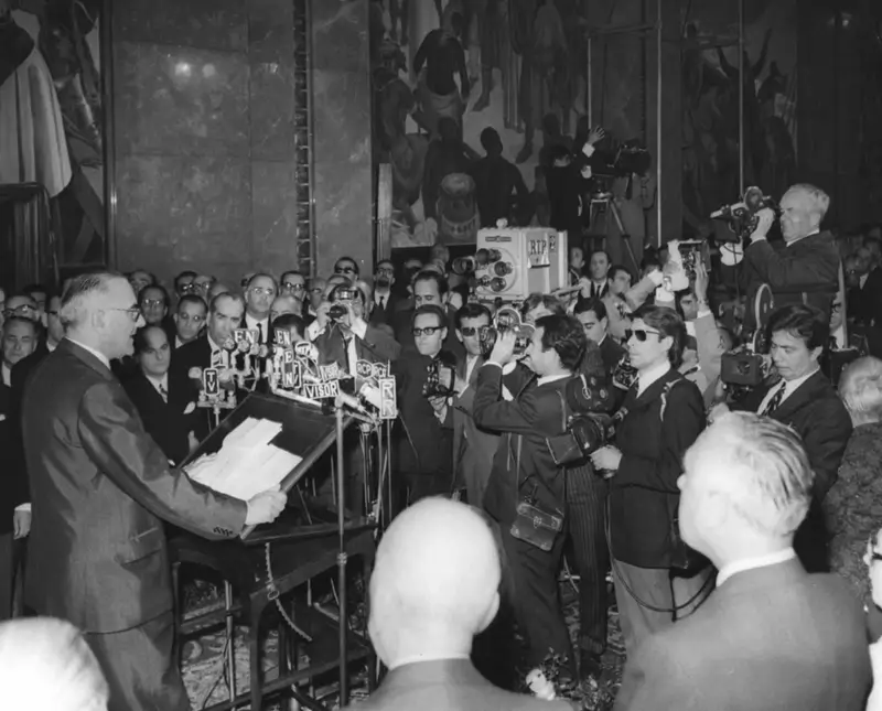 Marcello Caetano toma posse no no 28 de Setembro de 1968 Palácio de São Bento, onde Salazar virá a falecer menos de dois anos depois.