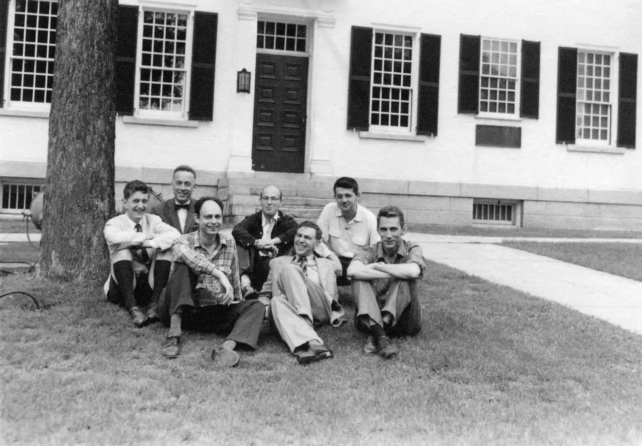 Na oficina realizada em Hanover, New Hampshire, em 1956, estiveram Oliver Selfridge, Nathaniel Rochester, Marvin Minsky e John McCarthy (da esquerda para a direita, na fila de trás), e Ray Solomonoff, Pete Milner e Claude Shannon (da esquerda para a direita, na fila da frente). 