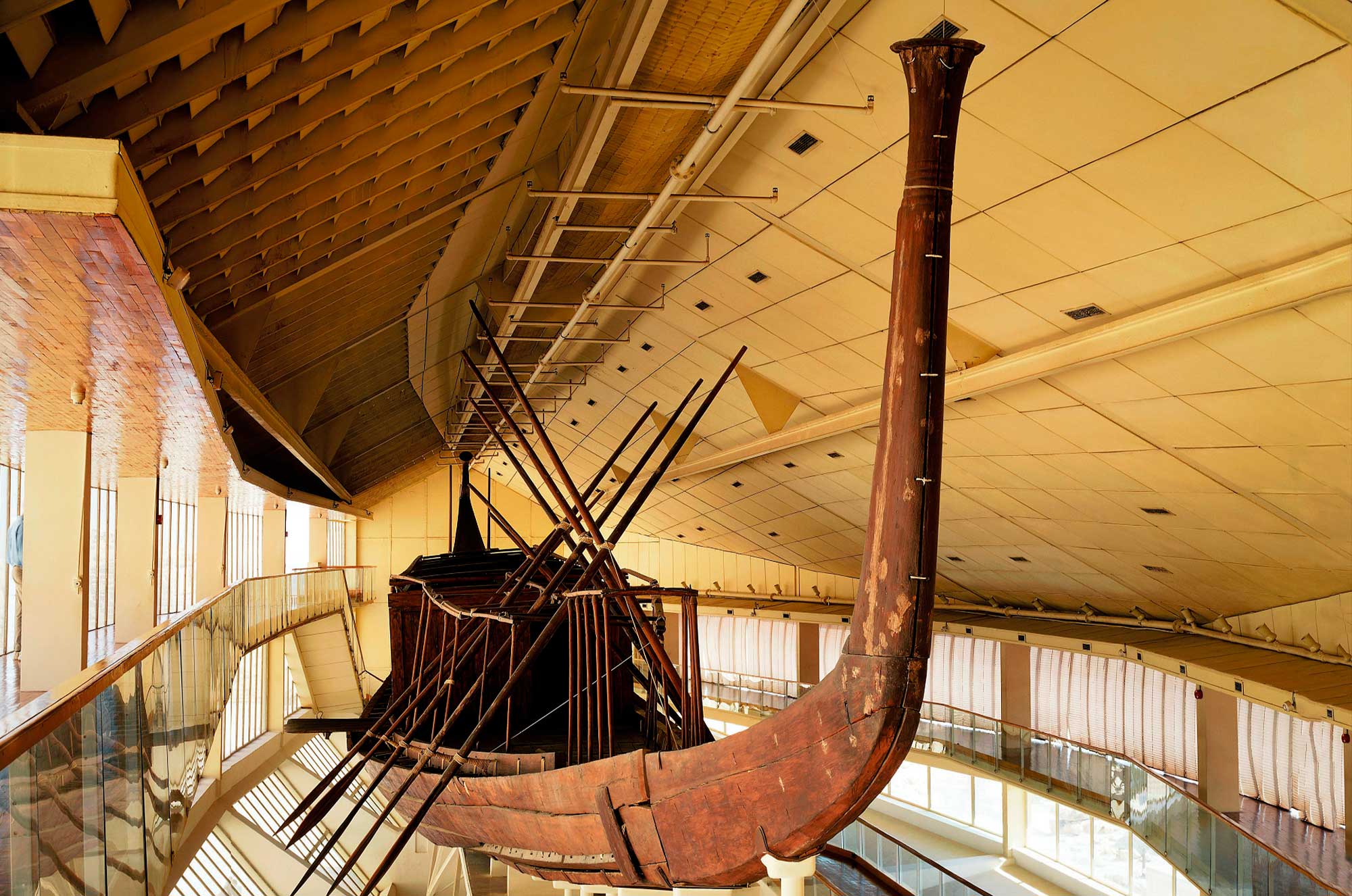 A difícil descoberta de uma barca funerária perto da Grande Pirâmide de ...